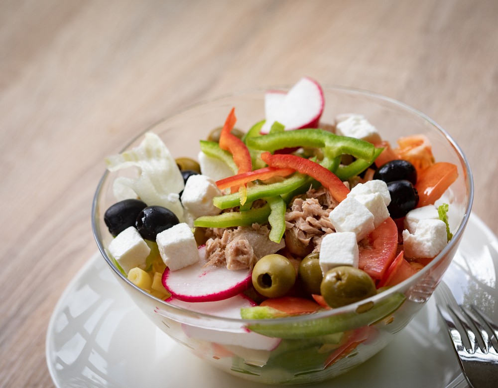 Einen Salat vom Salatbuffet.