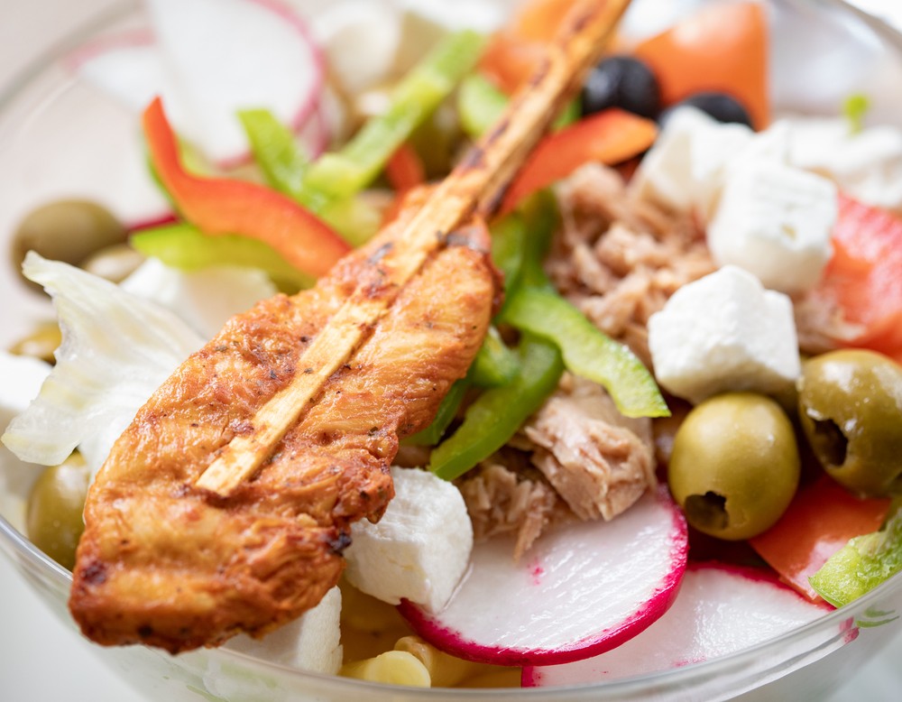 Salat mit Hähnchenspieß