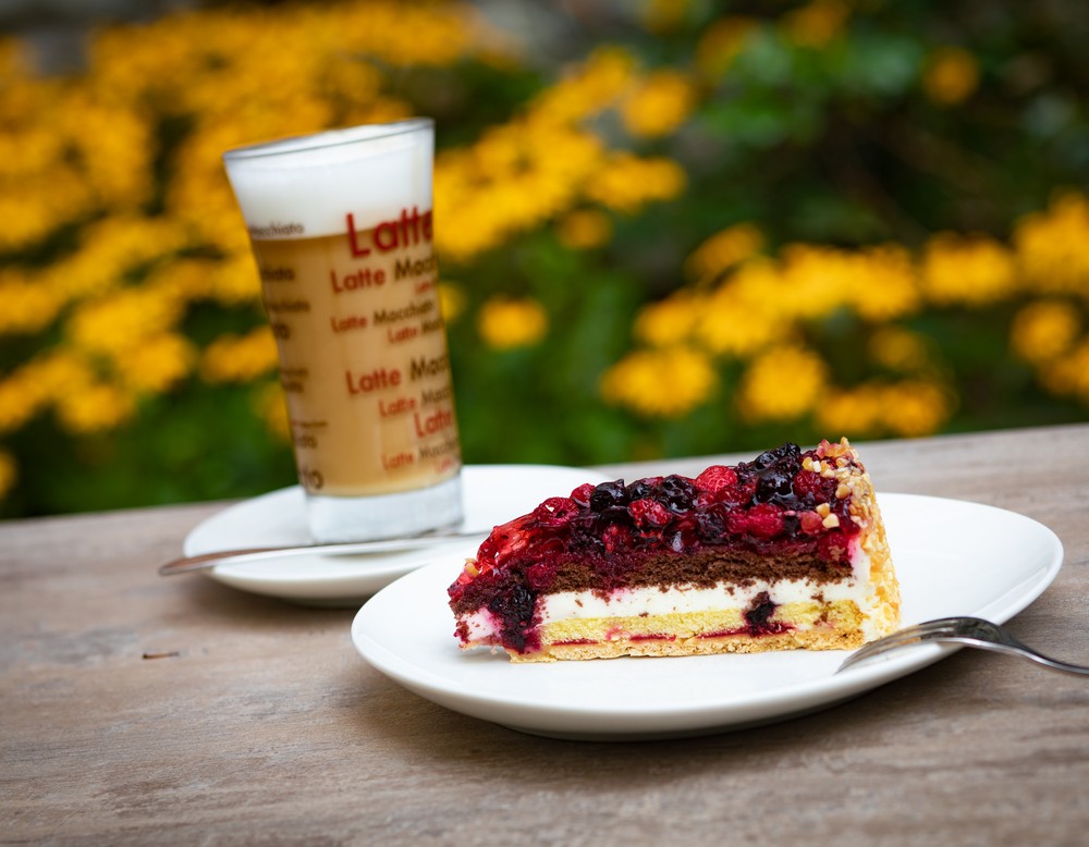 Ein Latte Macchiato mit einem Stück Torte.